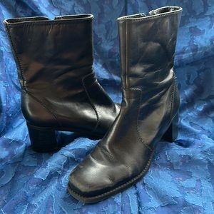Black Leather Bandolino Bootie with side zip, size 6 1/2